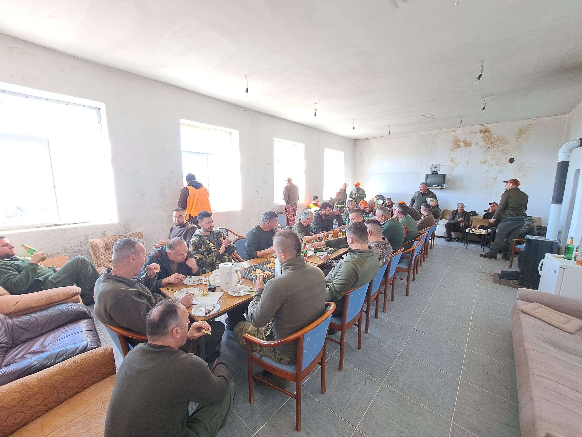 Lovci lovačke udruge Ričina Proložac na ručku. Na fotografiji se nalaze lovci lovačke udruge Ričina Proložac na ručku.