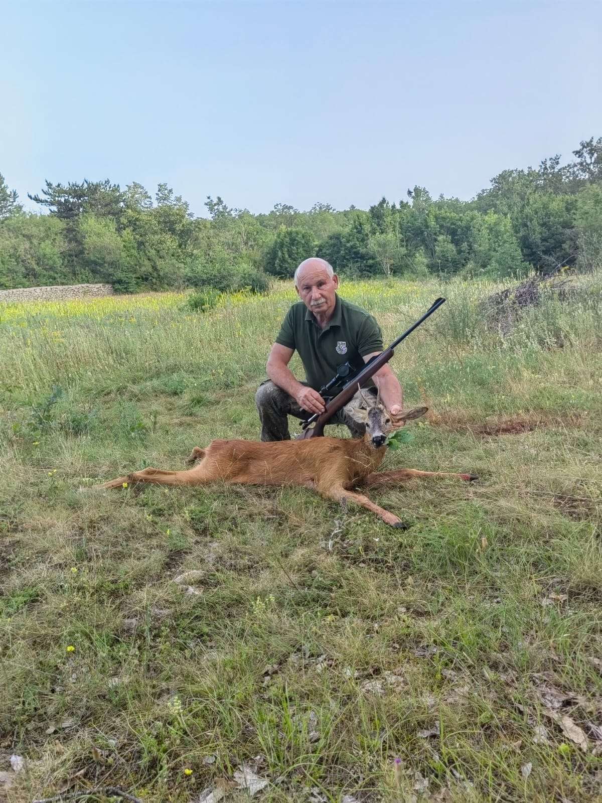 Na fotografiji se nalazi član lovačke udruge Ante Petričević koji je odstrelio trećeg srnjaka ove godine. Na fotografiji se nalazi i srnjak.