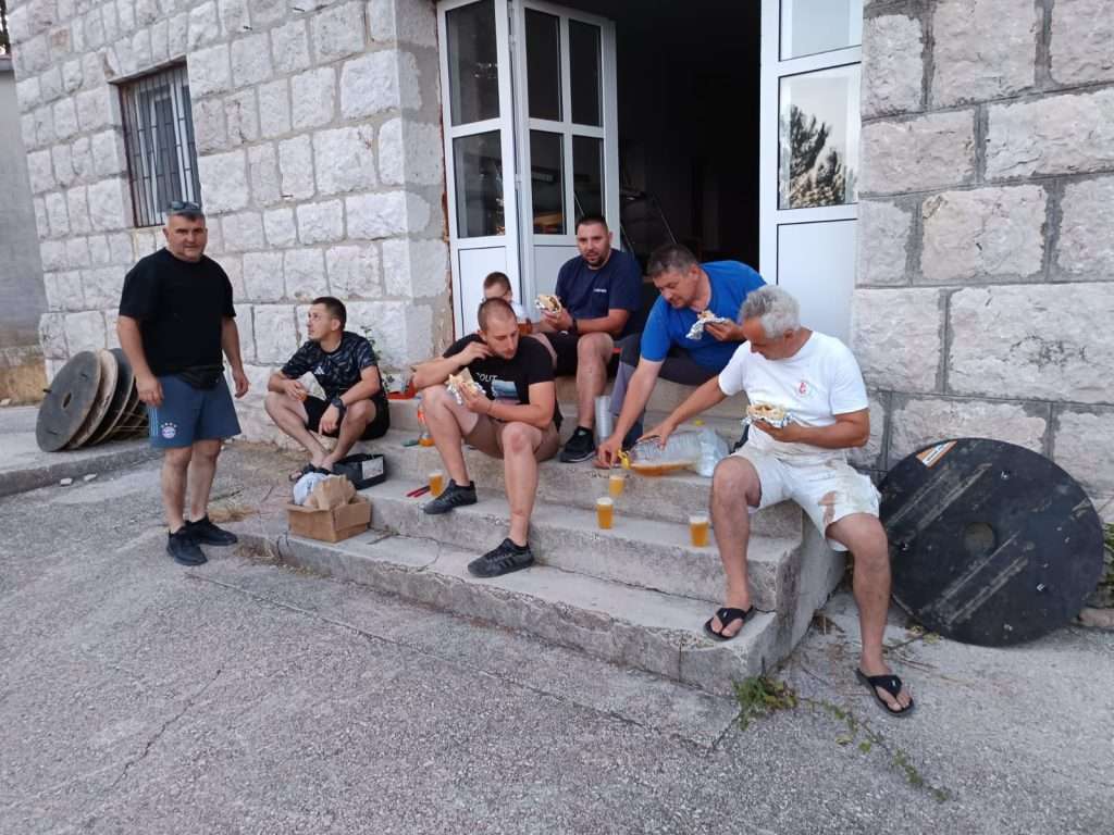 Članovi LU Ričina Proložac pripremaju bačve za Prološku kužinu 2025. u školi na Brlogu