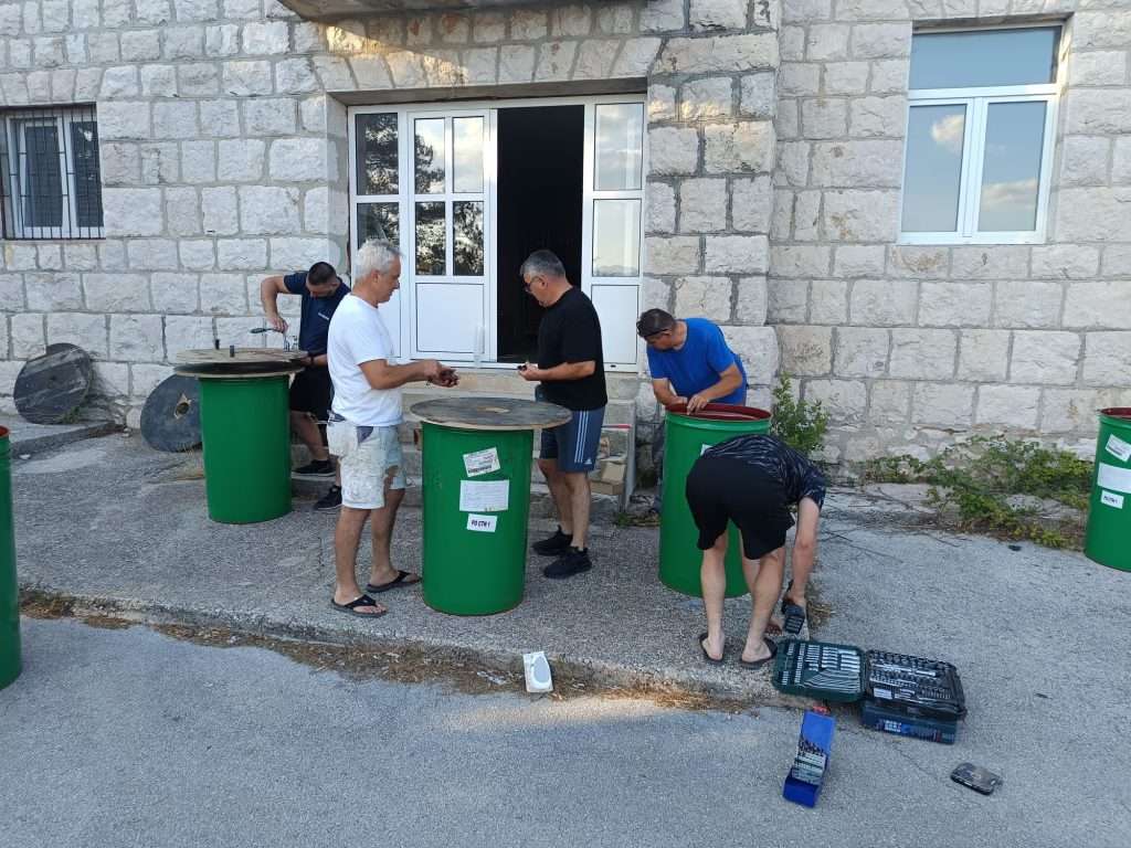 Članovi LU Ričina Proložac pripremaju bačve za Prološku kužinu 2025. u školi na Brlogu